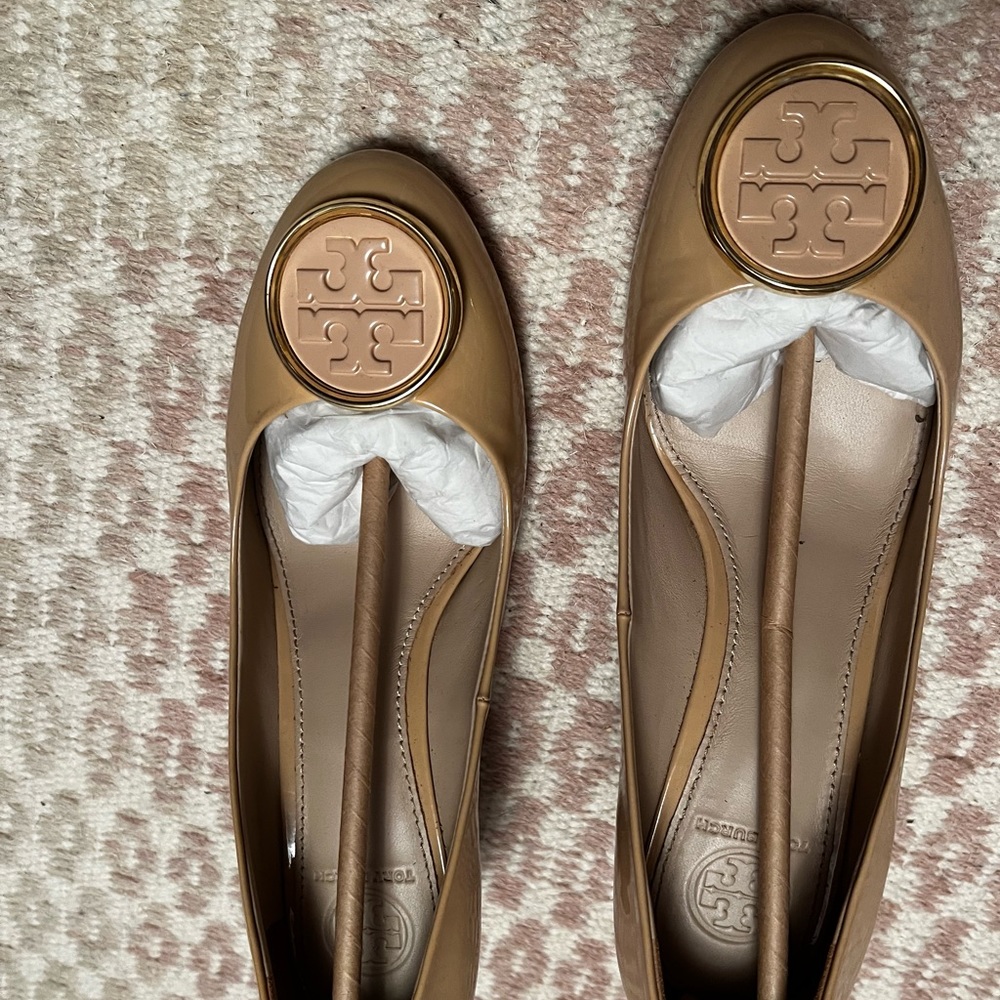 Tory Burch Twiggie 65mm Wedge, Super Soft Patent in Light Oak